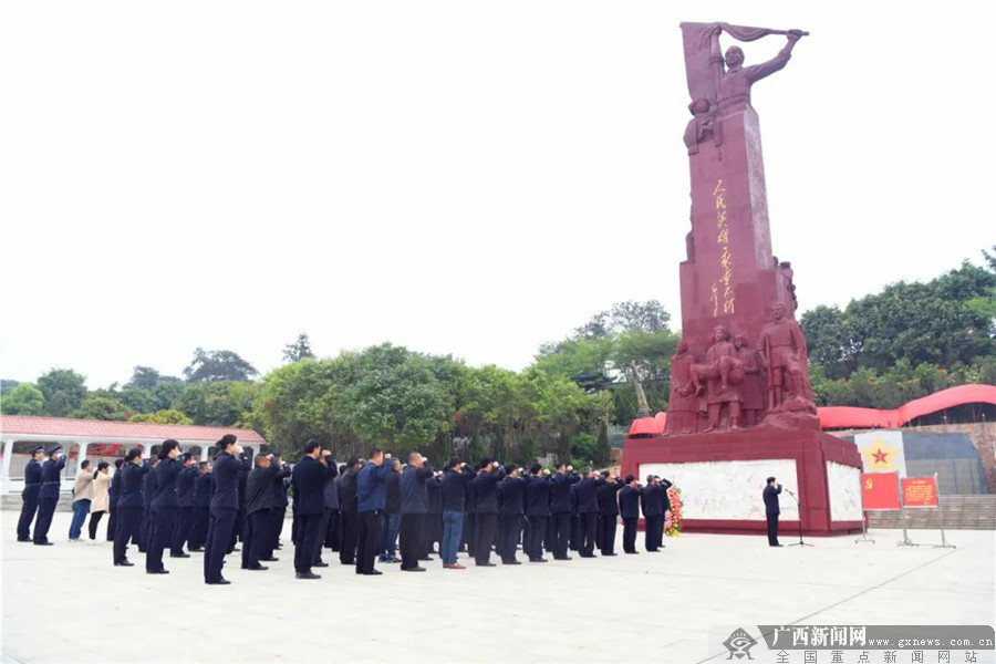 在广西烈士陵园公祭广场,面对巍峨的革命烈士纪念碑,全体党员庄严肃立