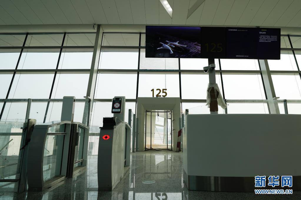 这是3月30日拍摄的成都天府国际机场t1航站楼内自助登机口.