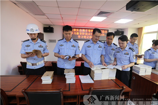 柳城监狱学习教育组查阅监狱警察笔记.柳城监狱 供图