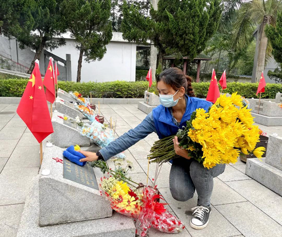 向烈士敬献鲜花