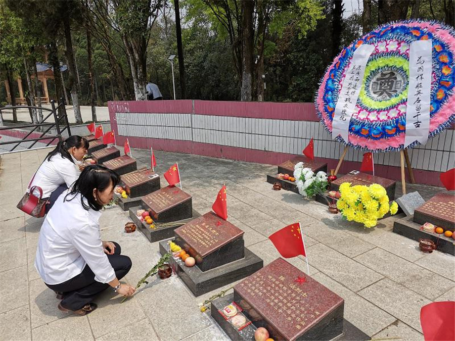 图为党员向烈士献花