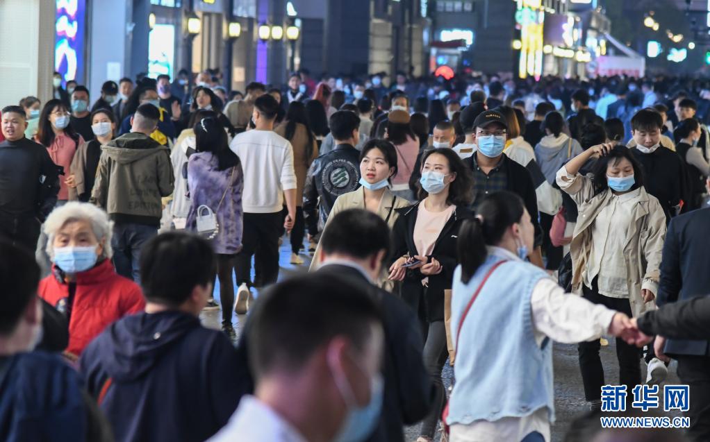 市民在武汉市江汉路步行街逛街(3月29日摄.