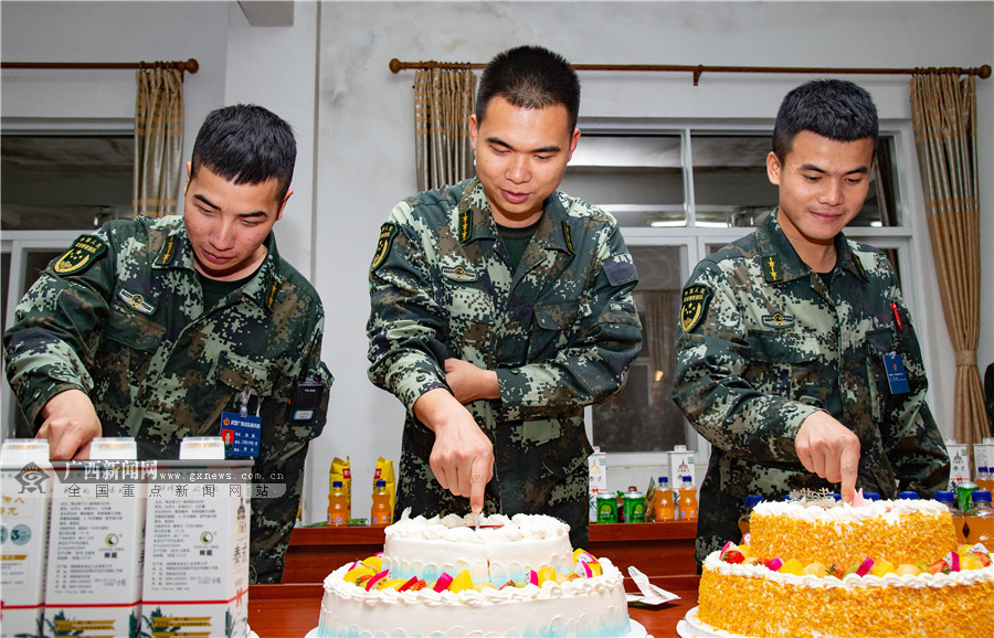 武警广西总队这场新兵连的生日晚会有点暖图