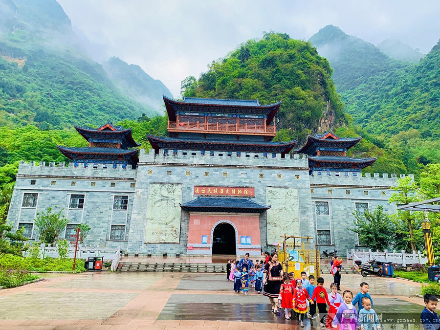 前来参观凌云县民族历史博物馆的人员络绎不绝.