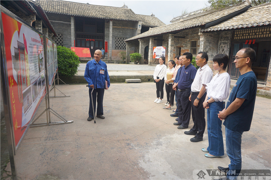 图为邓传星老党员向灵山县审计局党员干部讲述灵山革命史.