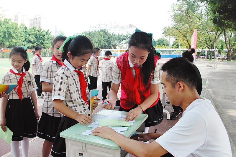 南宁市青秀区埌东小学举行读书节活动.