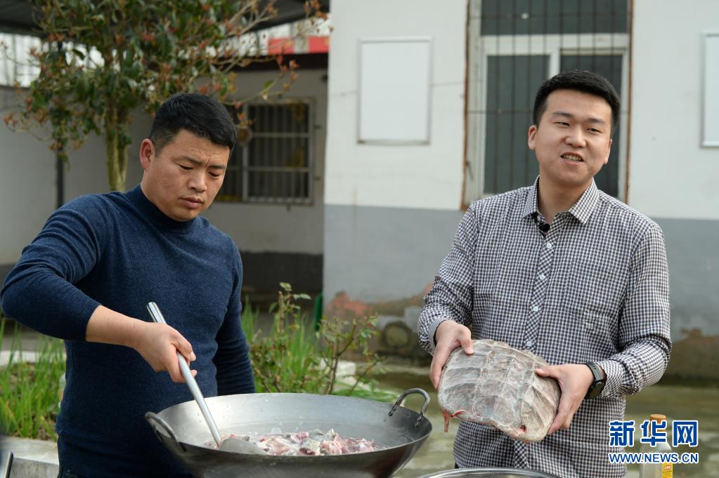 在河南省信阳市息县张陶乡大陈庄村,村党支部书记王绍军(右)在介绍