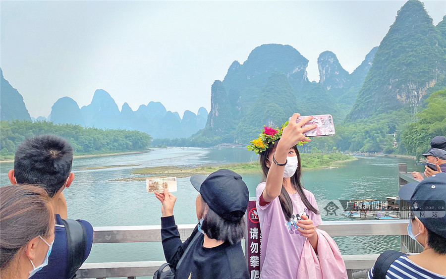 图为游客在著名的