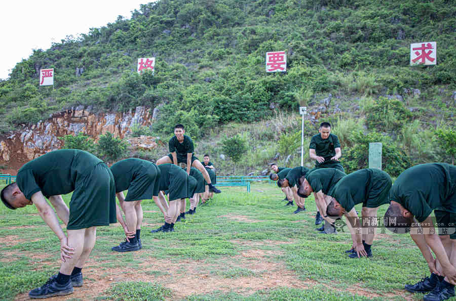 拓宽训练路子,把训练和游戏结合起来,推出了10余项趣味体能训练方法