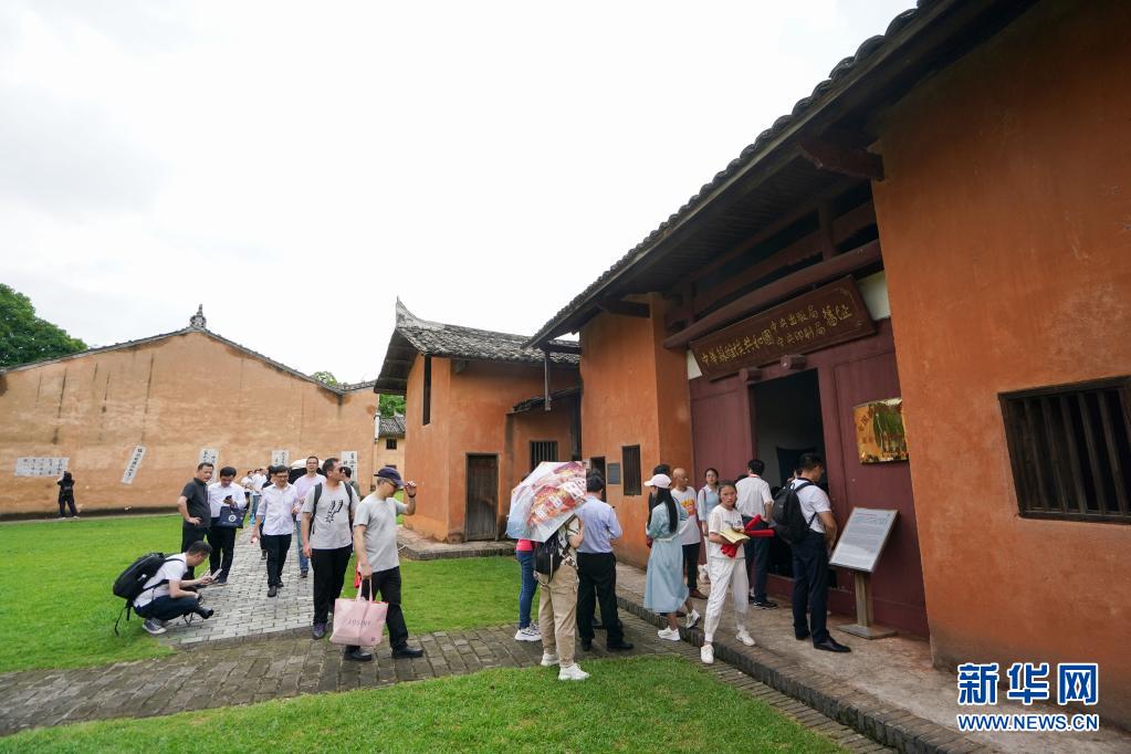 5月22日,人们在瑞金市叶坪革命旧址群参观.