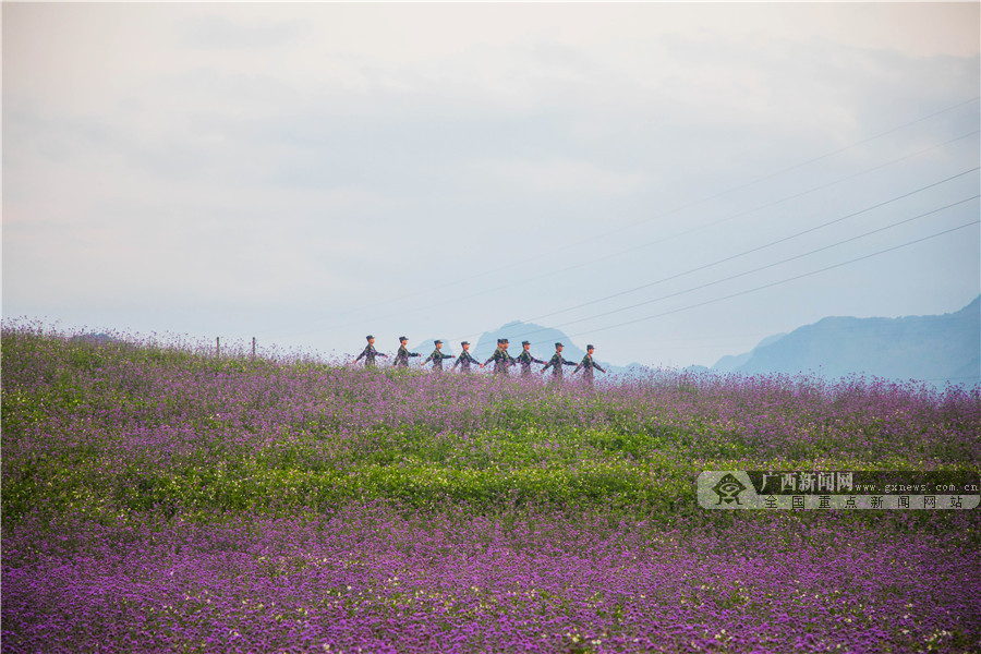 高清组图:花海中"喊山",武警官兵这样解压-广西新闻