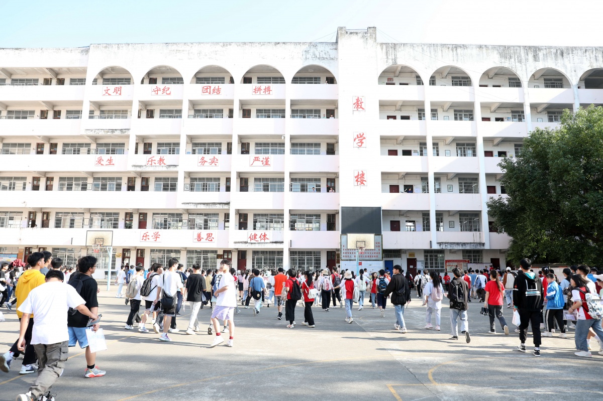 6月7日,在柳州市三江侗族自治县三江中学考点,考生们从容走进考场.