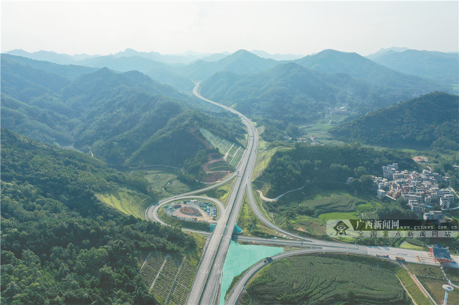 6月20日,记者从巴马南互通进入贺州至巴马高速公路(都安至巴马段)主线