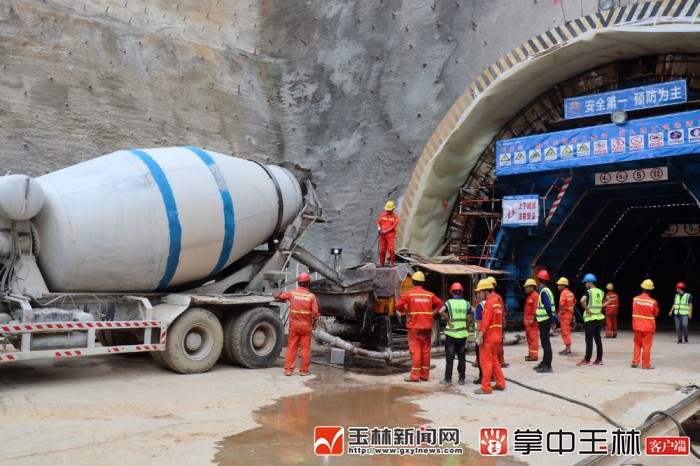 交通运输部门获悉,近日,南宁至湛江高速公路控制性工程下庵隧道进口首