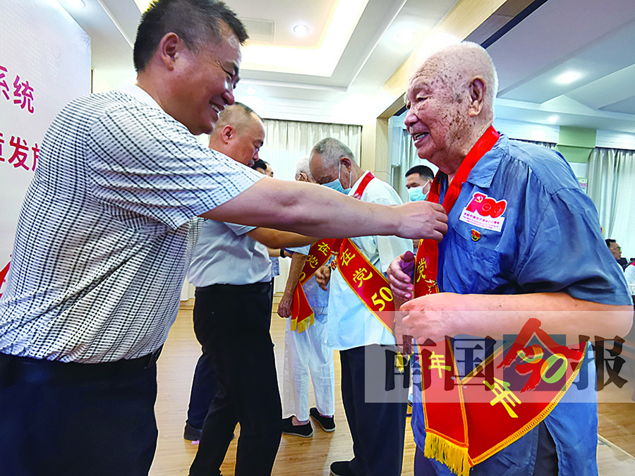 柳州1.6万余名老党员将获颁“光荣在党50年”纪念章