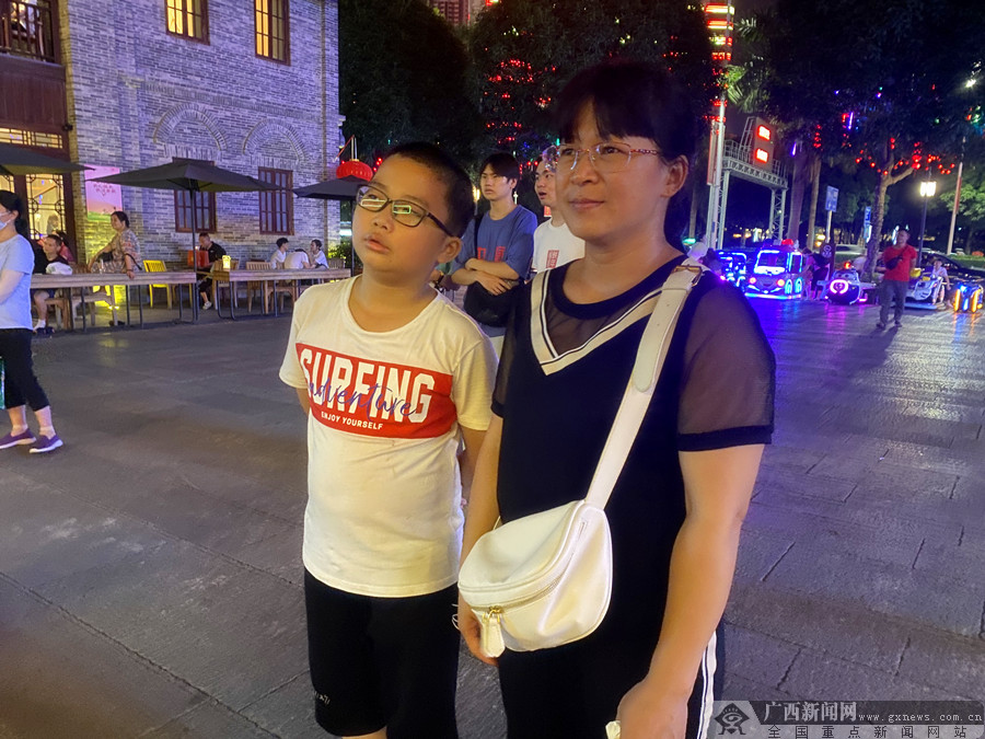 广西红馆红色主题电影放映 吸引众多市民驻足观看