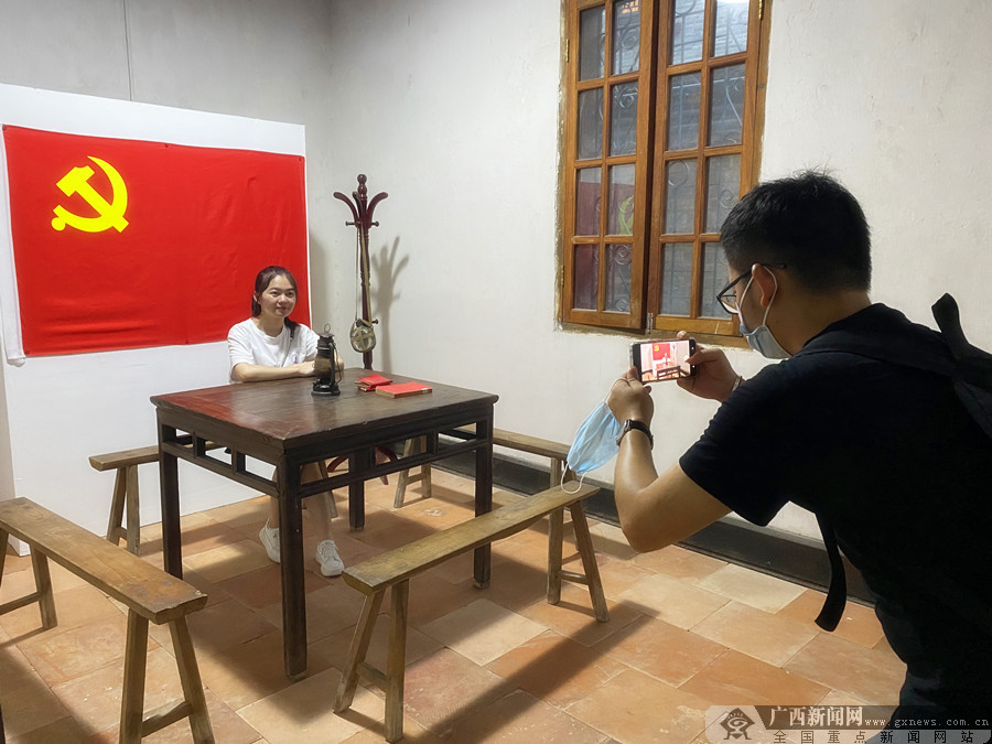 广西红馆红色主题电影放映 吸引众多市民驻足观看