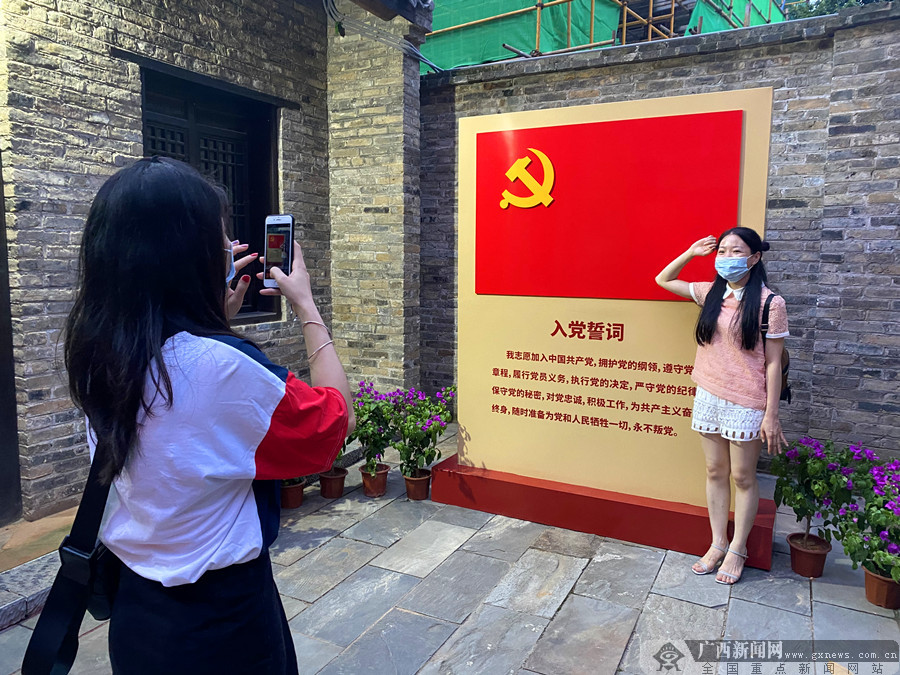 广西红馆红色主题电影放映 吸引众多市民驻足观看