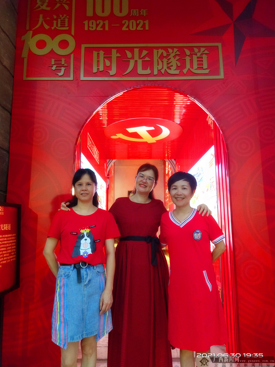 广西红馆红色主题电影放映 吸引众多市民驻足观看