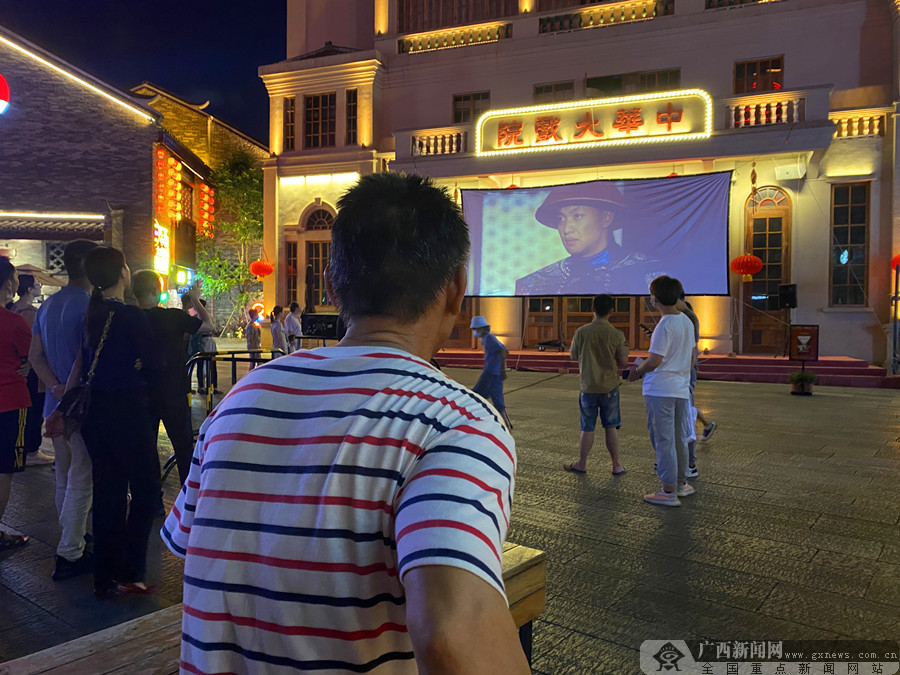 广西红馆红色主题电影放映 吸引众多市民驻足观看