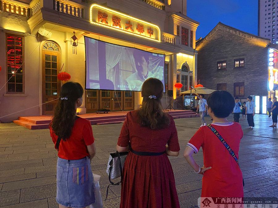 广西红馆红色主题电影放映 吸引众多市民驻足观看