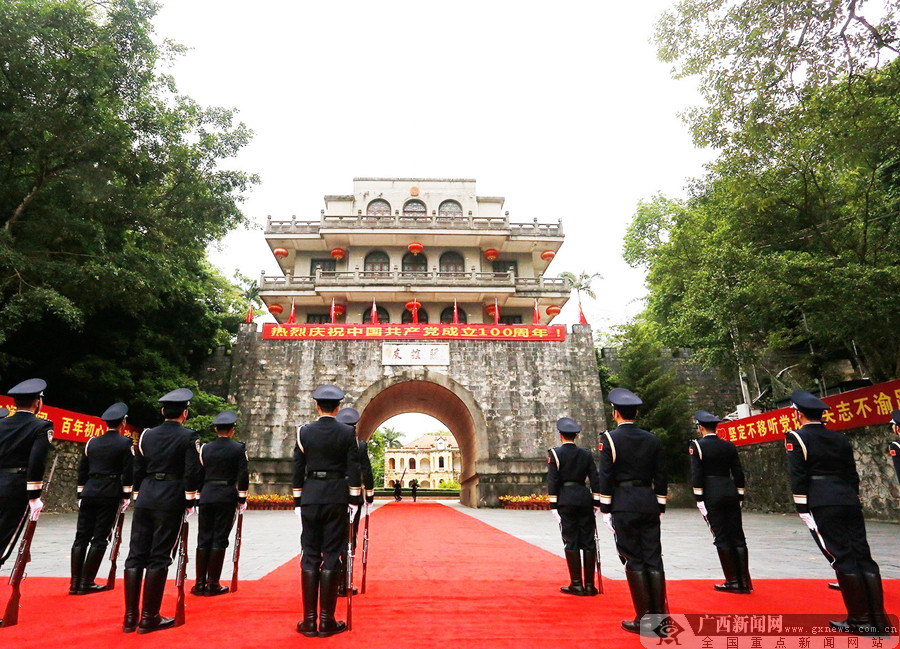 凭祥:友谊关举行升国旗仪式庆祝建党百年