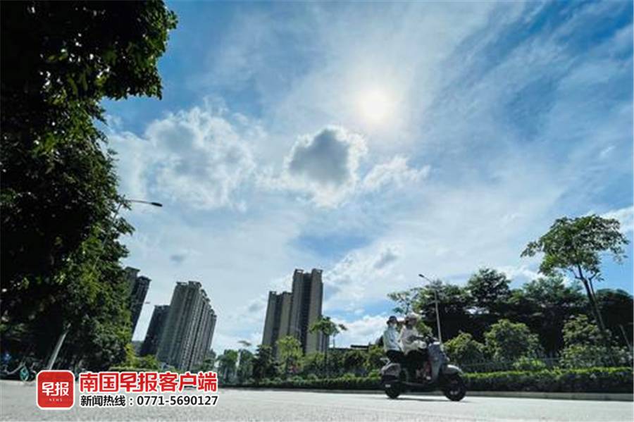 7月9日下午3时许,南宁市烈日高照,当日最高气温达到34℃.