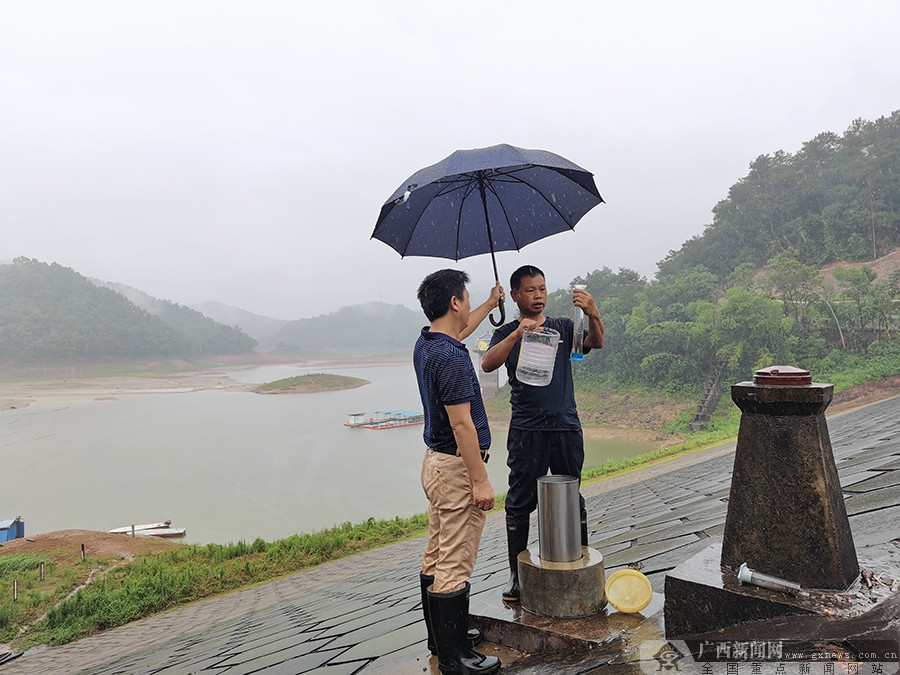 南宁市天雹水库管理所职工开展水库安全巡查检测工作.陈同凯 摄