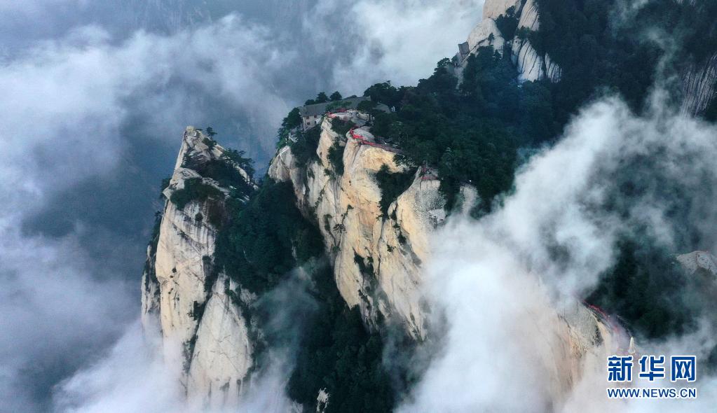 8月14日,奇景幻影的西岳华山东峰一景(无人机照片).