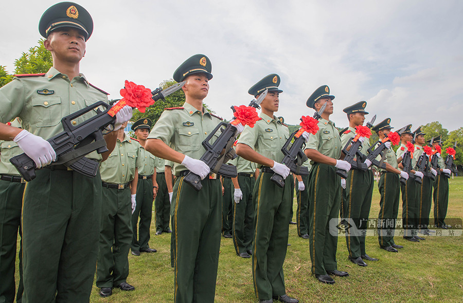 广西来宾武警退伍老兵举行交枪仪式组图