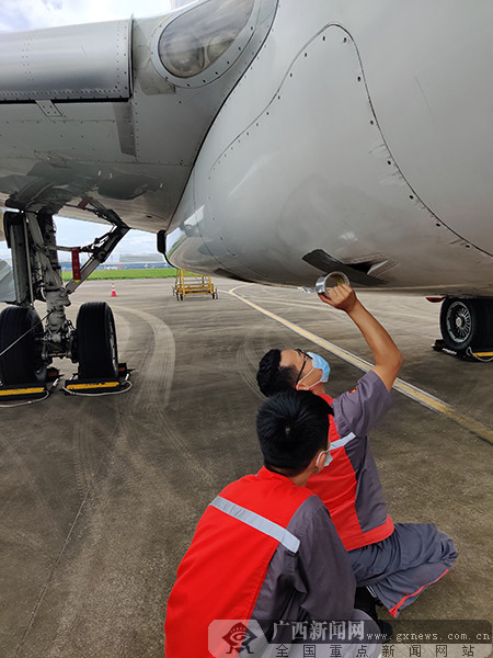 新,老机务人员在实操中交流.北部湾航空供图