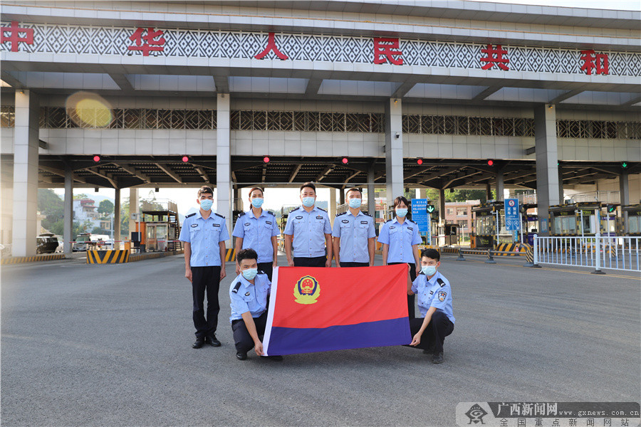 龙邦边检站开展向中国人民警察警旗宣誓活动-广西新闻图集