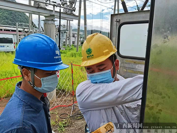 双方技术人员进行设备调试.广西新闻网通讯员 赵鑫 摄