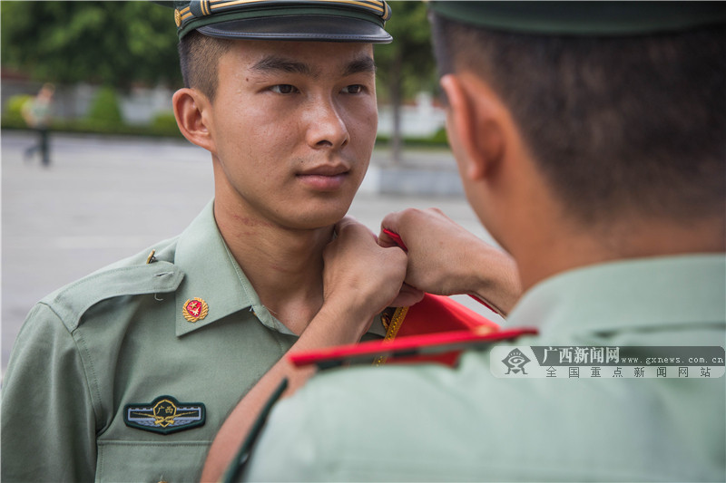 武警退伍老兵卸警衔硬汉瞬间成泪人