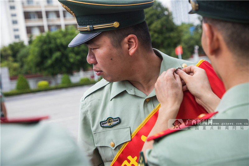 武警退伍老兵卸警衔硬汉瞬间成泪人