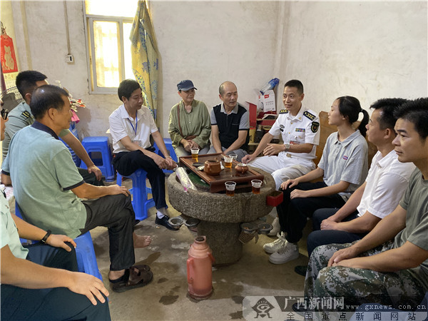 灵山征兵家访面对面确保优秀兵员送部队