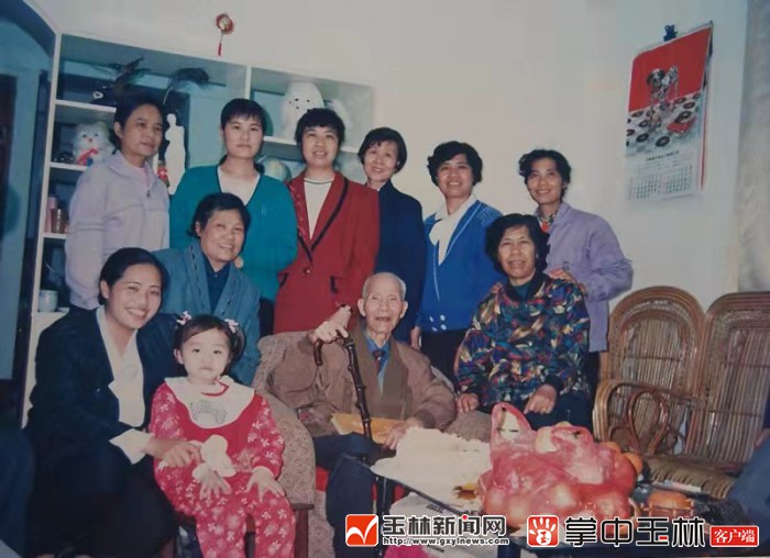 前排左起为李忠,女儿魏冬雨,母亲高仕娟,祖父李长埙,右一为二姑妈