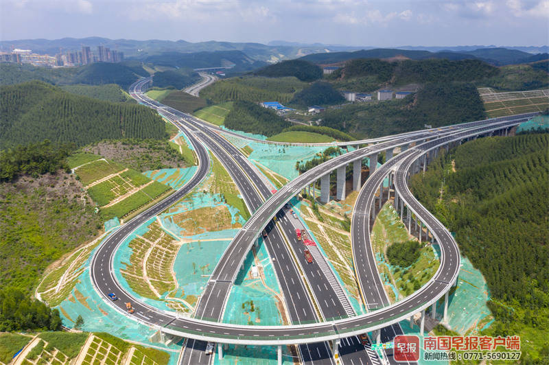 聪明车驶上智慧路南宁沙井至吴圩高速路通车