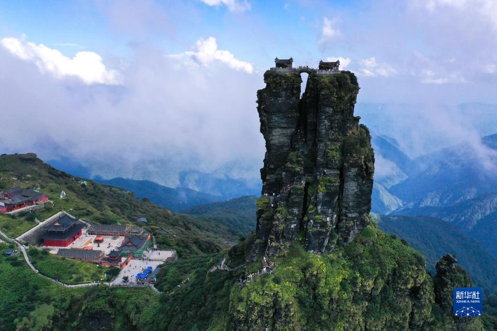 秋日,位于贵州省铜仁市的世界自然遗产地梵净山云雾缭绕,层峦叠翠.