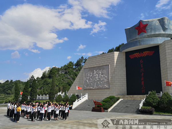 陆仕臣)9月30日上午,桂林灌阳县分别在烈士陵园,红军长征湘江战役新圩