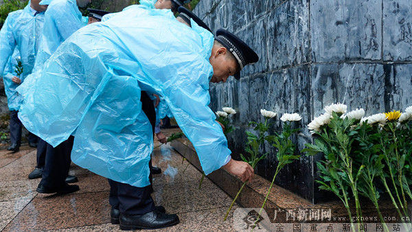 公安干警在烈士陵园向烈士敬献鲜花.广西新闻网通讯员 湛剑南 摄