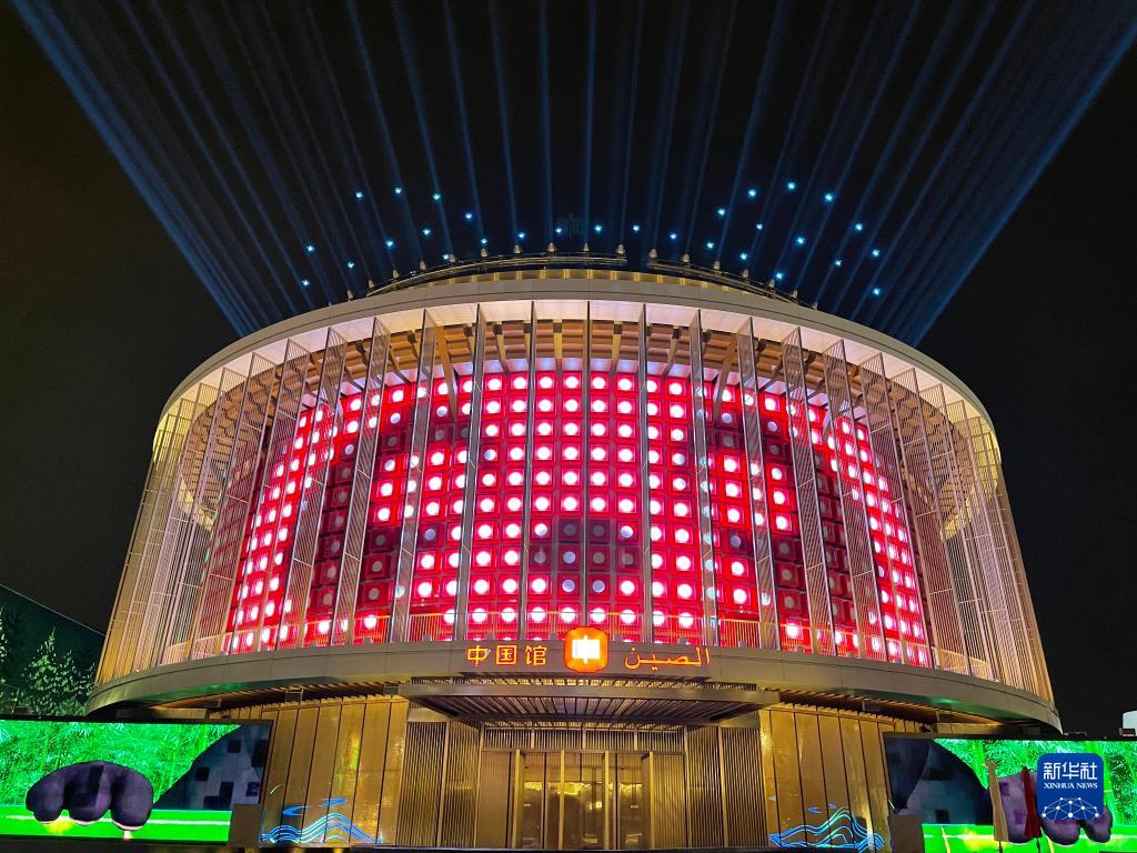 迪拜世博会中国馆自10月1日开馆以来,每晚上演的大型主题灯光秀受到