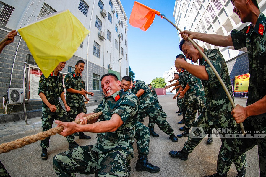广西崇左:多彩文化活动丰富官兵节日生活 (1/4)