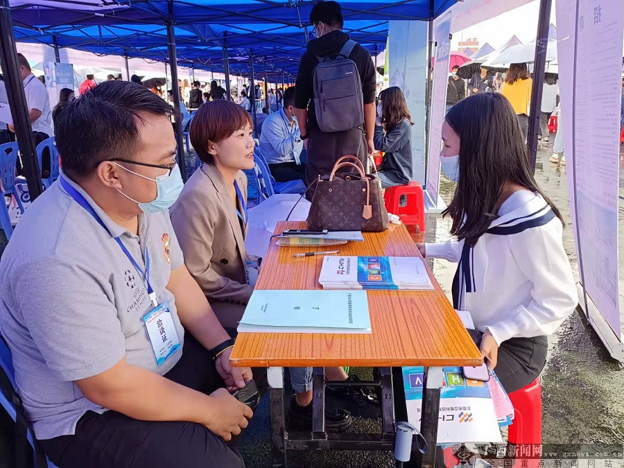 招聘企业代表与应聘的大学生面谈.实习生 陈月彩 摄