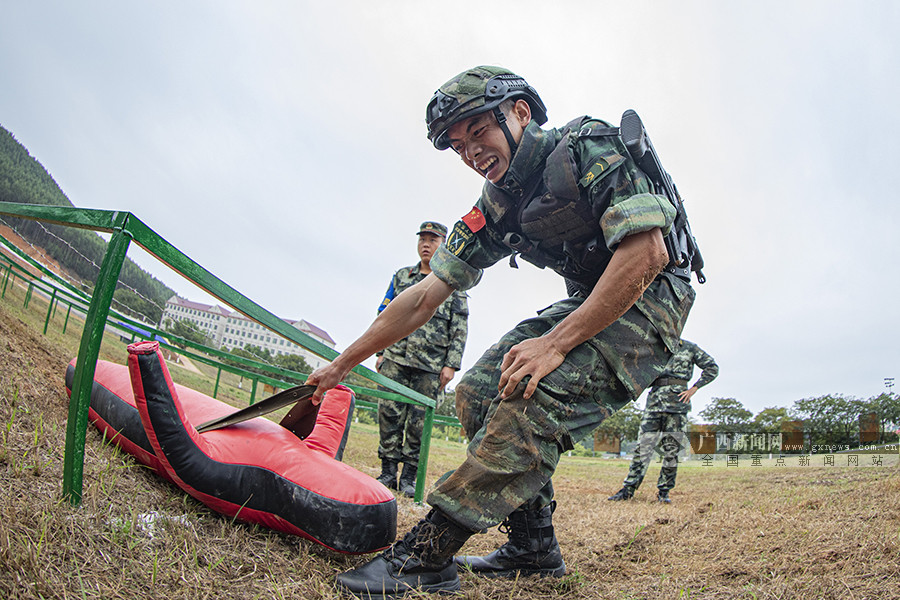 武警广西总队200余名特战尖兵巅峰对决组图