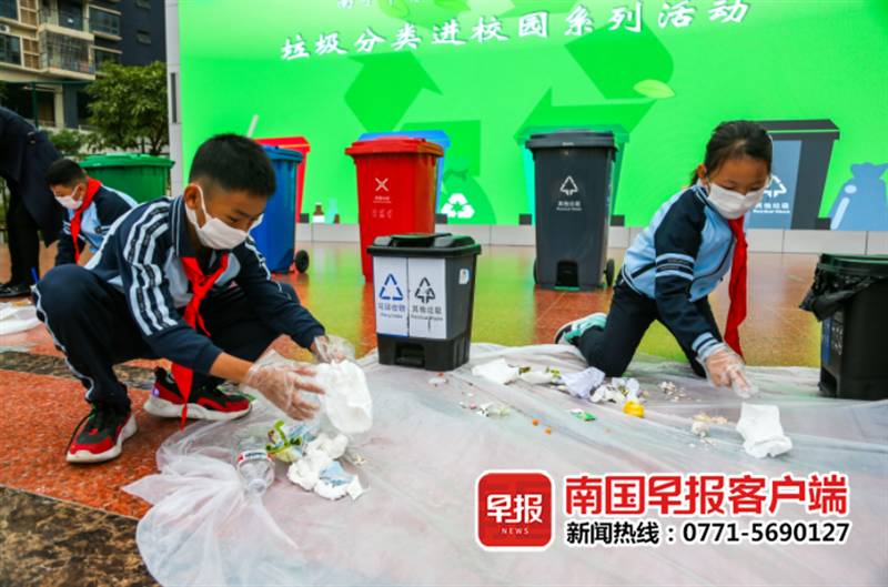 环卫工走进南宁校园实物实景讲解垃圾分类