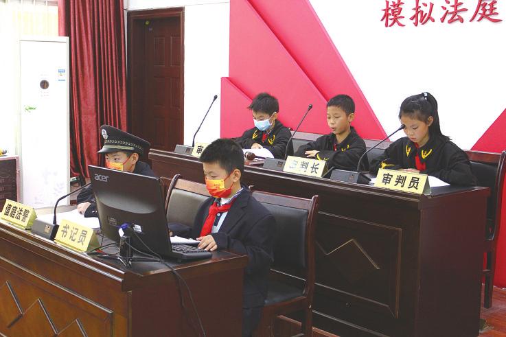 南宁市友爱小学学生模拟法庭审判了解毒品危害