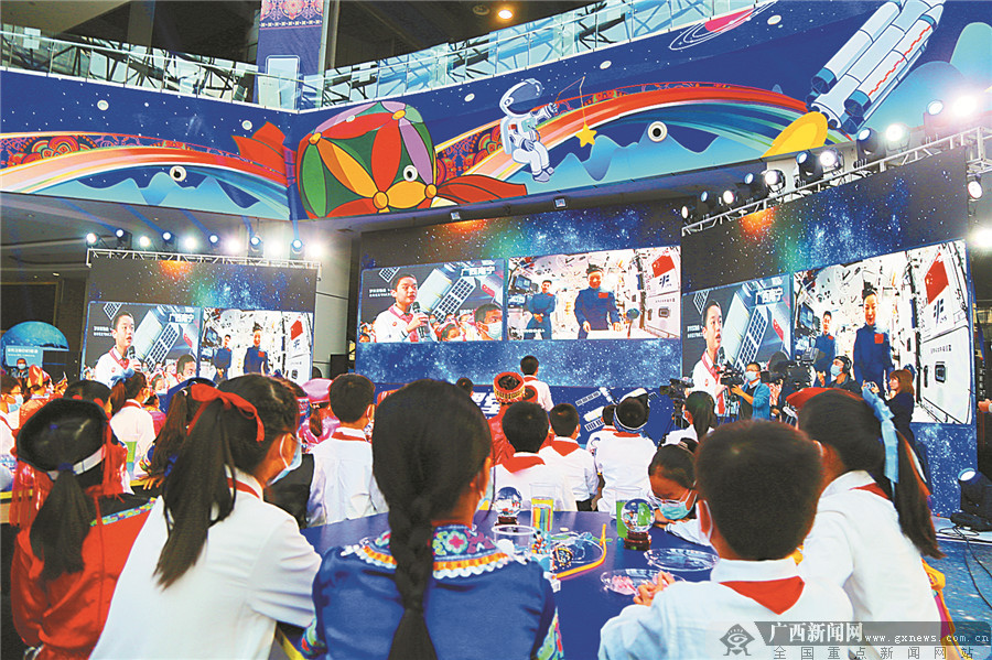 广西娃首次连线中国空间站