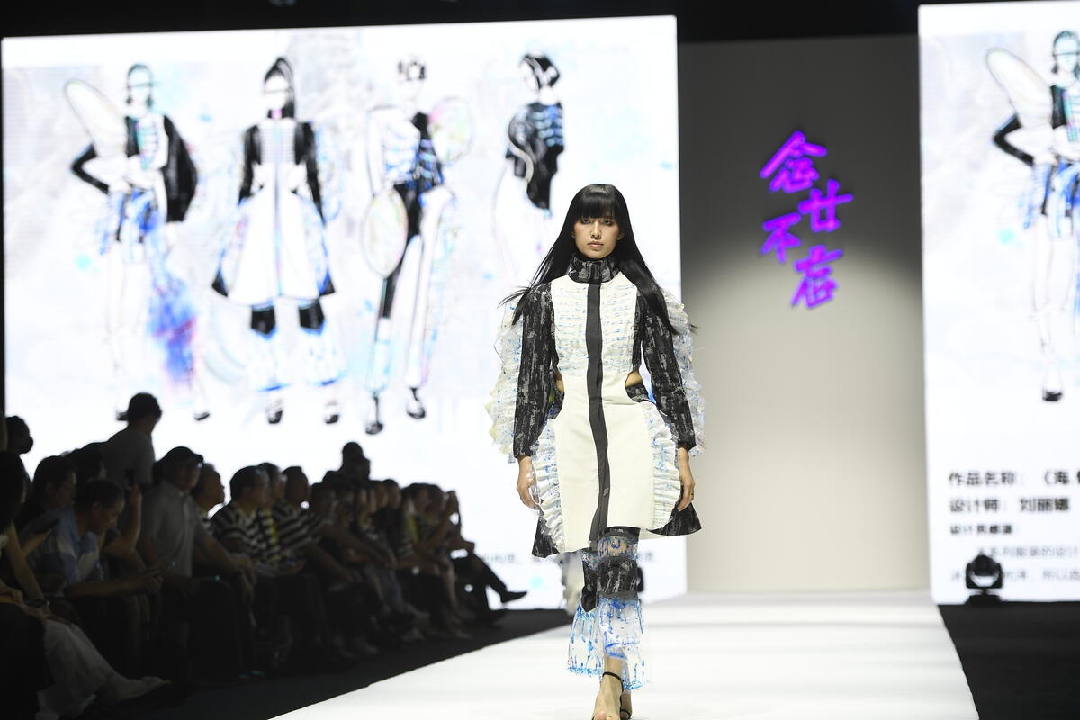 2022年达利女装学院学生毕业秀.jpg 2022年达利女装学院学生毕业秀.jpg
