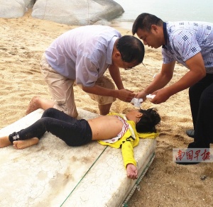 10月20日,云南退休医生马敏麟到钦州三娘湾旅游时,发现一名小女孩溺水